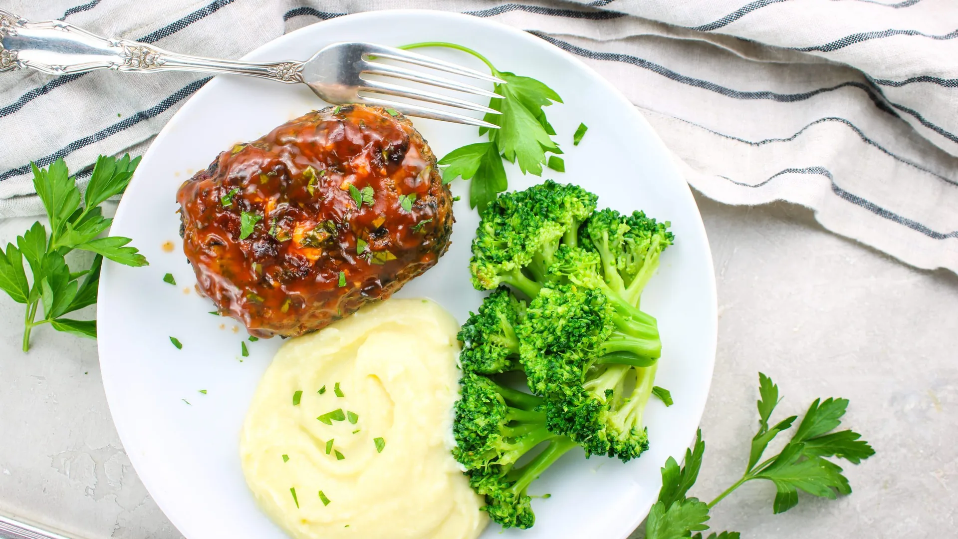 Spinach and Feta Mini Meatloaves background image