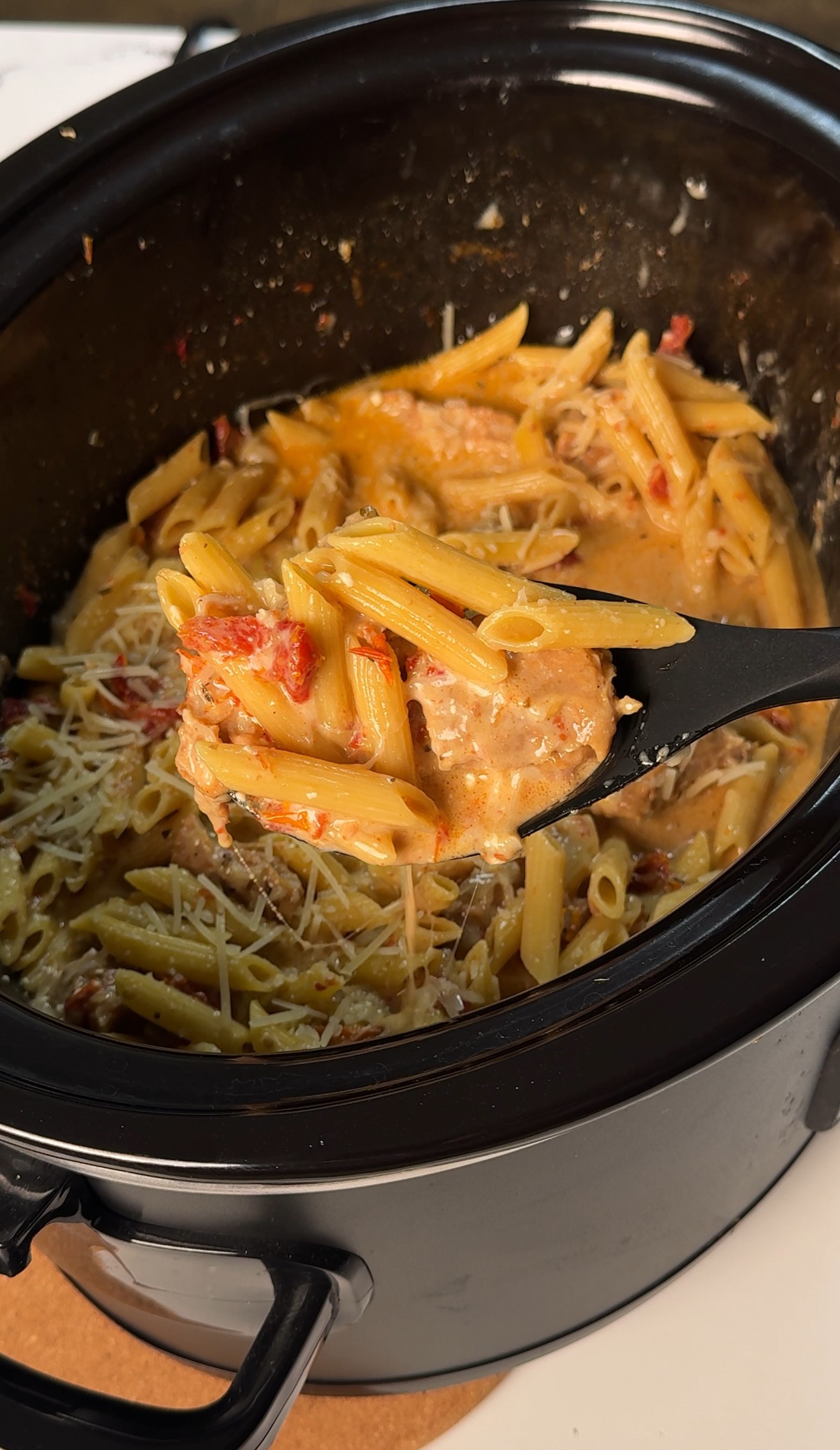 Slow Cooker Creamy Pasta background image